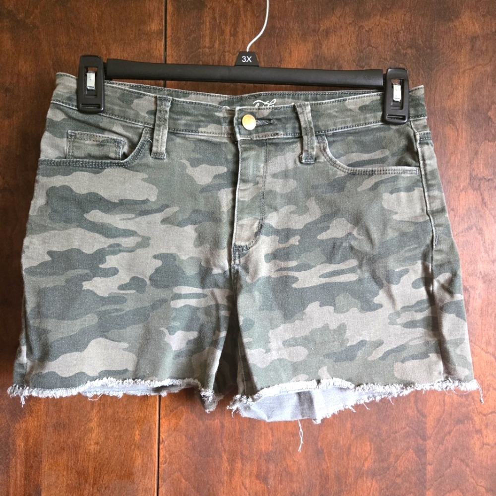Universal Thread Camo Shorts, 6/28